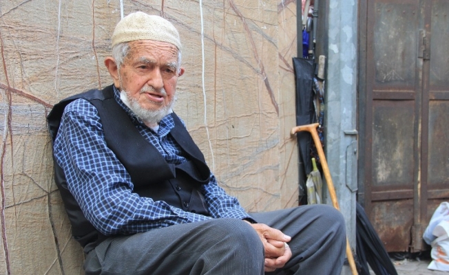 Samsun’da 90 yaşındaki şemsiye tamircisi kış sezonuna hazırlanıyor