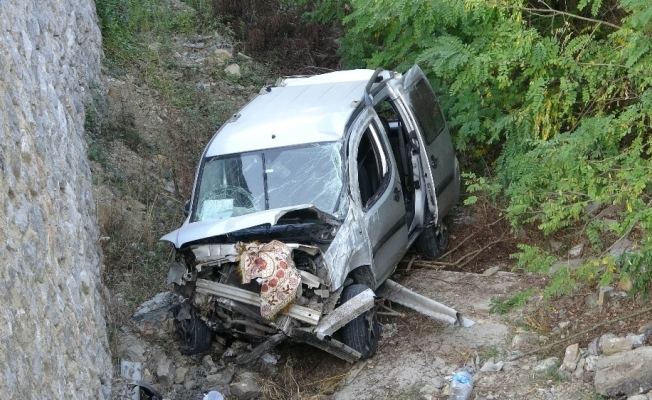 Samsun’da hafif ticari araç şarampole yuvarlandı: 2 yaralı
