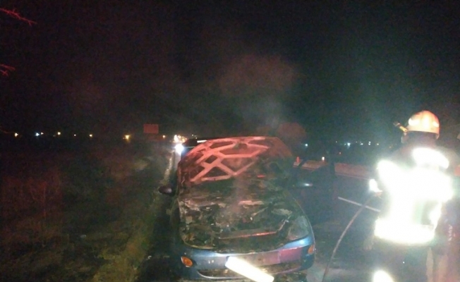 Seyir halindeki otomobil alev alev yandı