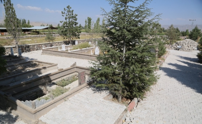 Sindelhöyük Mahalle Mezarlığındaki parke çalışması devam ediyor