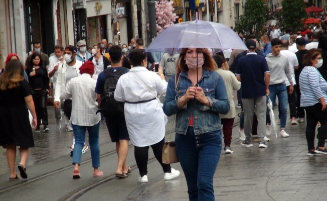 Taksim’de yağmur etkili oldu