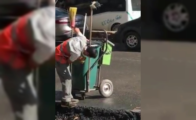 Temizlik işçisi ekmek teknesini eliyle sildi