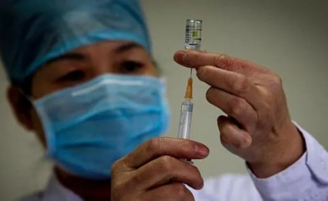 Testleri tamamlanmayan kovid-19 aşısını on binlerce kişide denedi