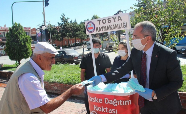 Tosya Kaymakamlığı maske dağıttım standı kurdu