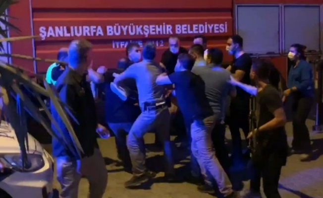 Türk Bayrağını indirmeye çalışan şahsa linç girişimi