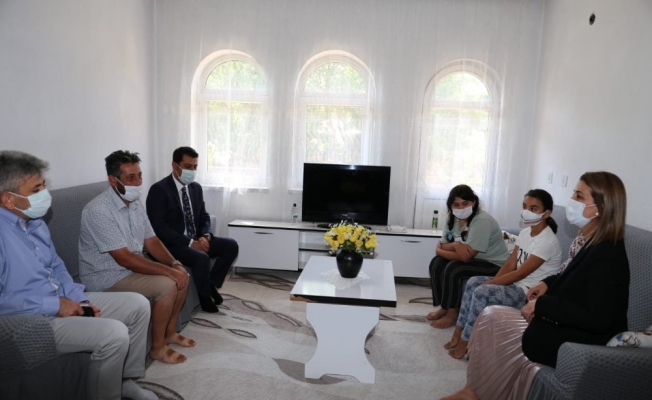 Vali Becel, aile ziyaretlerini sürdürüyor