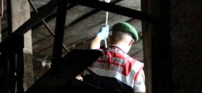 50 yaşındaki adam kendini asarak intihar etti