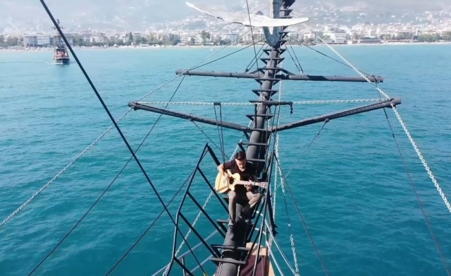 Alanya'nın tanıtımını teknenin tepesinden gitar çalarak yaptı
