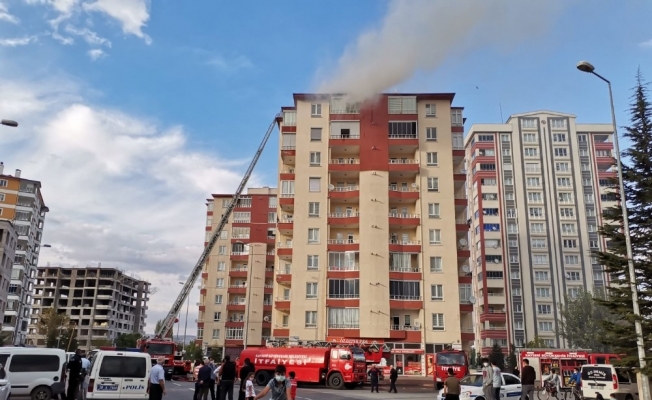 9 katlı binanın çatısında çıkan yangın korkuttu