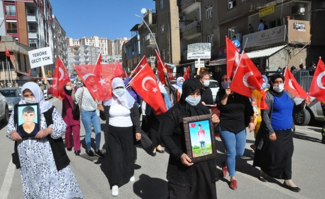 Acılı annelerin "Kahrolsun PKK" sloganları HDP binasında yankılandı