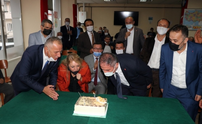AK Parti Muhtarlar gününü pastayla kutladı