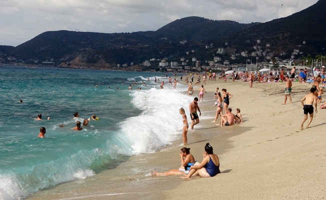 Alanya'da turistlerin kapalı havada dev dalgalı deniz keyfi