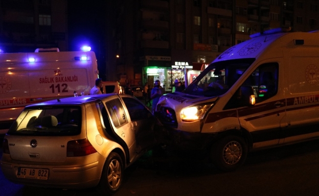 Ambulans ile otomobil çarpıştı: 6 yaralı