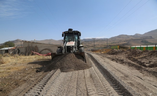 Arıtma tesisi yolu asfalt serimi için hazır