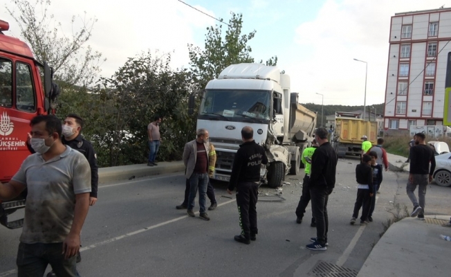 Arnavutköy’de hafriyat kamyonları kaza yaptı: 1 yaralı