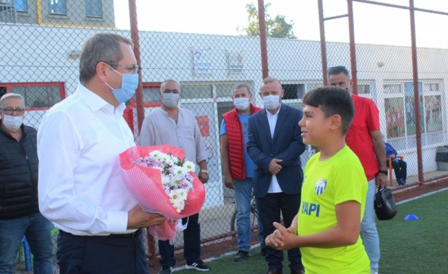 Ayvalık Belediye Başkanı Mesut Ergin geleceğin futbolcularıyla buluştu