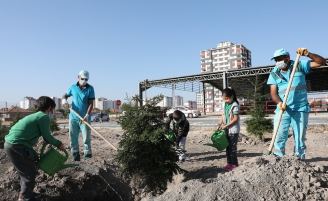 Başkan Çolakbayrakdar: “45 gün boyunca ağaçları toprakla buluşturacağız”