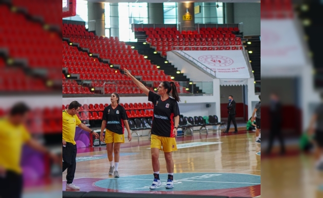 Bellona Kayseri, Nesibe Aydın önünde