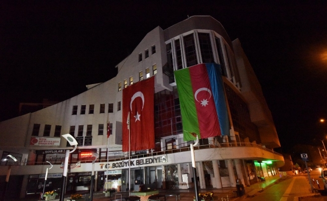 Bozüyük Belediyesi hizmet binasına dev Azerbaycan Bayrağı asıldı