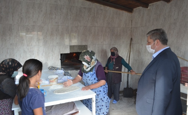Bünyanlı kadınlar ekmeklerini mahalle fırınında pişiriyor
