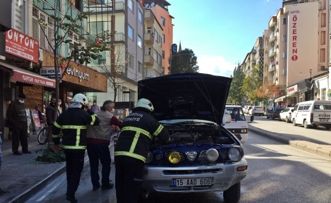 Burdur’da park halindeyken yanan araç, esnaf ve itfaiye tarafından söndürüldü