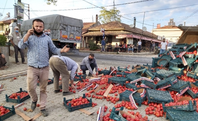 Bursa’da parke taşı yüklü tır, domates taşıyan traktörle çarpıştı