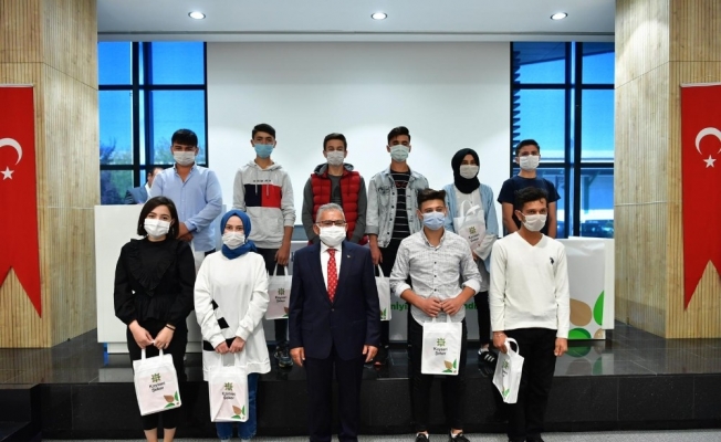 Büyükkılıç öncülük etti, çiftçi çocuklarına bin adet tablet dağıtıldı