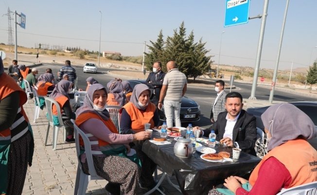 Çaylar ve simitler Rasim başkandan