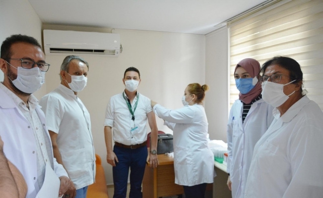 Çin’den getirilen Covid-19 aşısı İzmir’de uygulanmaya başlandı
