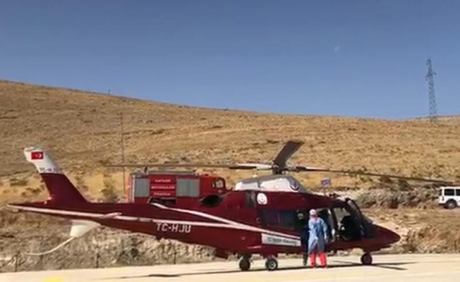 Doğumdan sonra ağlamayan ve moraran bebek hava ambulansı ile hastaneye kaldırıldı