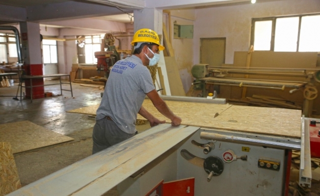 Elazığ Belediyesi, durak, bank ve çeşitli mobilyaları kendi bünyesinde üretiyor