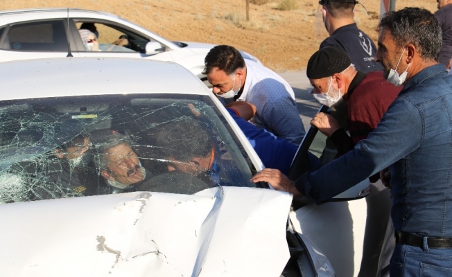 Elazığ’da kazada araçta sıkışan 4 yaralı için ekipler seferber oldu