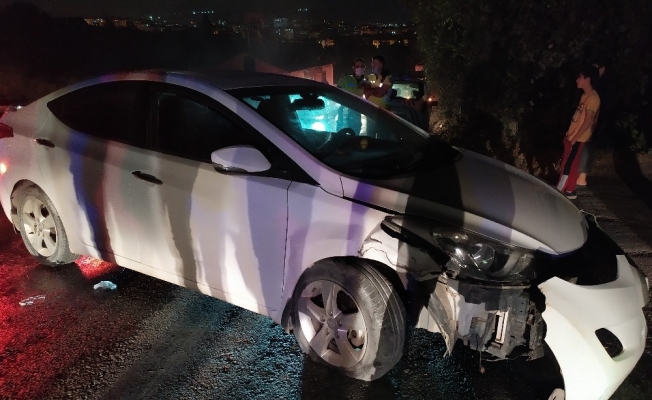 Elazığ’da otomobil direğe çarptı: 4 yaralı