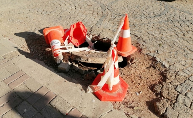 Erdek’te Telekom’a ait altyapı bacası çöktü
