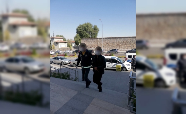 Göçmen kaçakçılığı suçundan 2 kişi tutuklandı