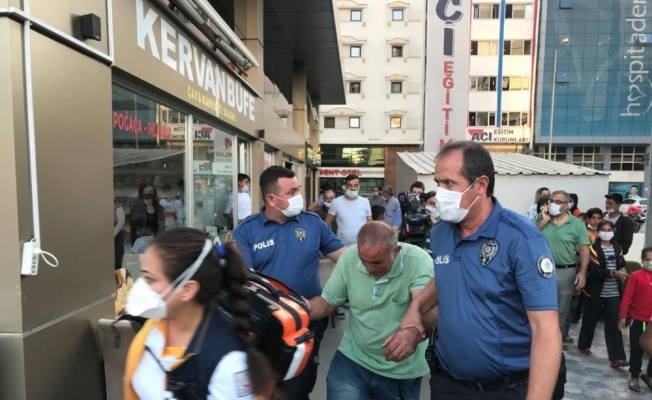 İş merkezinin terasına çıkan adam ikna edildi