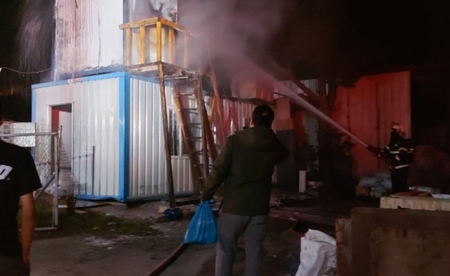 İşçilerin kaldığı konteynerde çıkan yangın söndürüldü