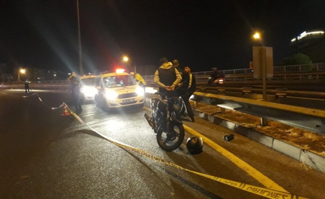 Virajı alamayan motosiklet bariyere çarptı: 1 ölü