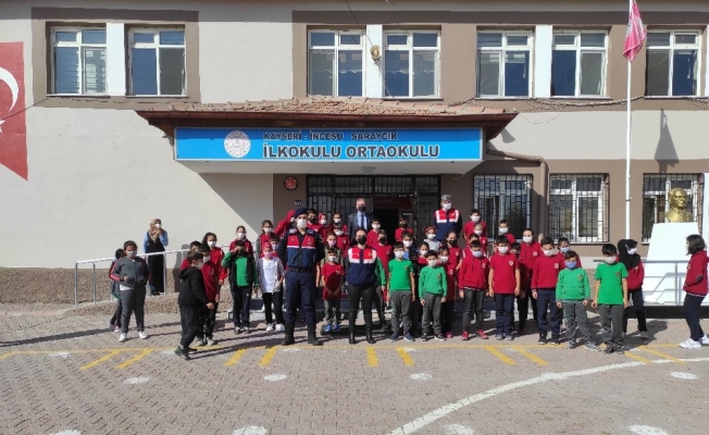Jandarmadan ilkokullu çocuklara ziyaret