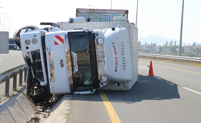 Kamyonet yan yattı, sürücü yara almadan kurtuldu