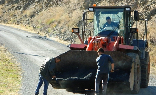 Kar yağmadan Posof’ta köy yolları onarılıyor