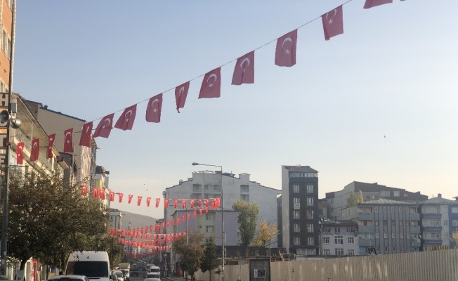 Kars’ta caddeler bayraklarla donatıldı