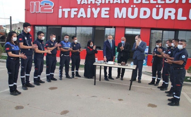 Kaymakam ve belediye başkanı itfaiye personeline yaş pasta kesti