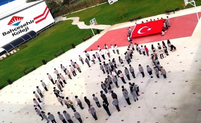 Minik öğrenciler Türk Bayrağı koreografisi ile Cumhuriyet Bayramını kutladı