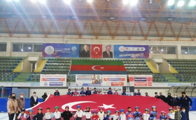 Minik short track sporcuları Cumhuriyet’in 97. yılını buz üzerinde dev Türk bayrağı açarak kutladı