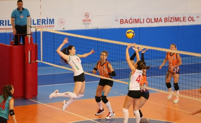 Nevşehir Belediyespor Kadın Voleybol takımı galibiyetle başladı
