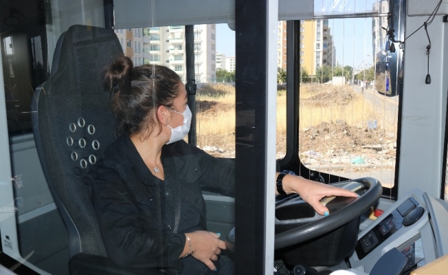 Ojeli tırnakları, topuklu ayakkabılarıyla Diyarbakır’ın kadın otobüs şoförleri iş başında