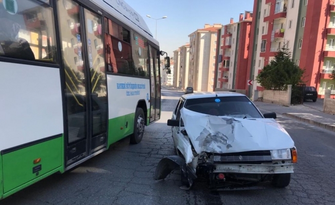 Otomobil aydınlatma direğine çarptı: 2 yaralı