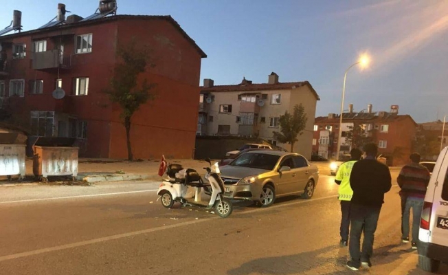 Otomobil ile elektrikli bisiklet çarpıştı: 1 yaralı