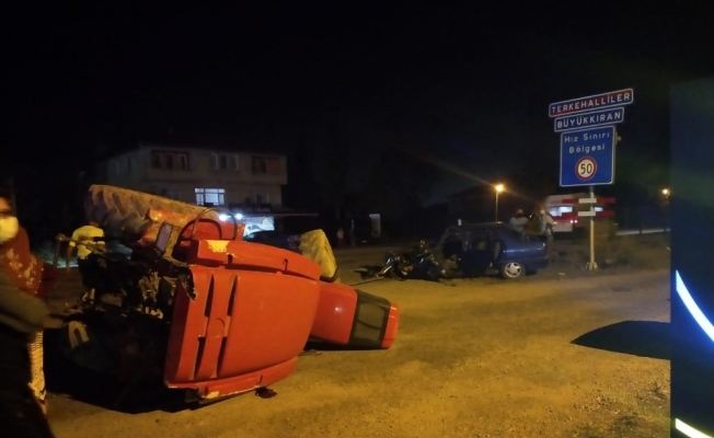 Otomobil traktörle çarpıştı: 3 yaralı